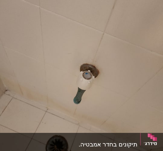 ברז מים וניקוז על רצפת חדר אמבטיה